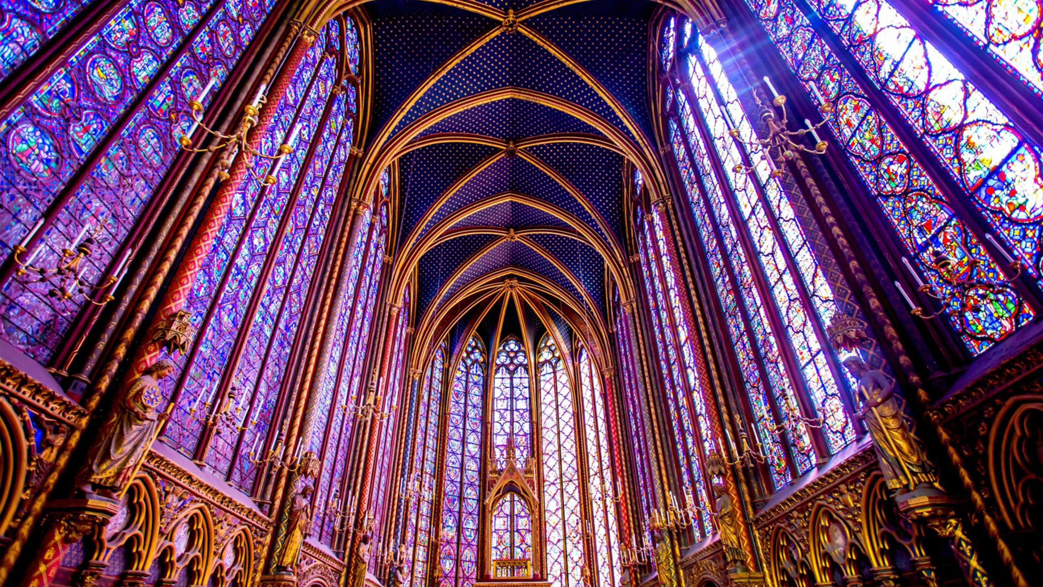  La Sainte-Chapelle de Paris construite par Saint Louis en 1248 - chef-d'œuvre de l'art gothique rayonnant