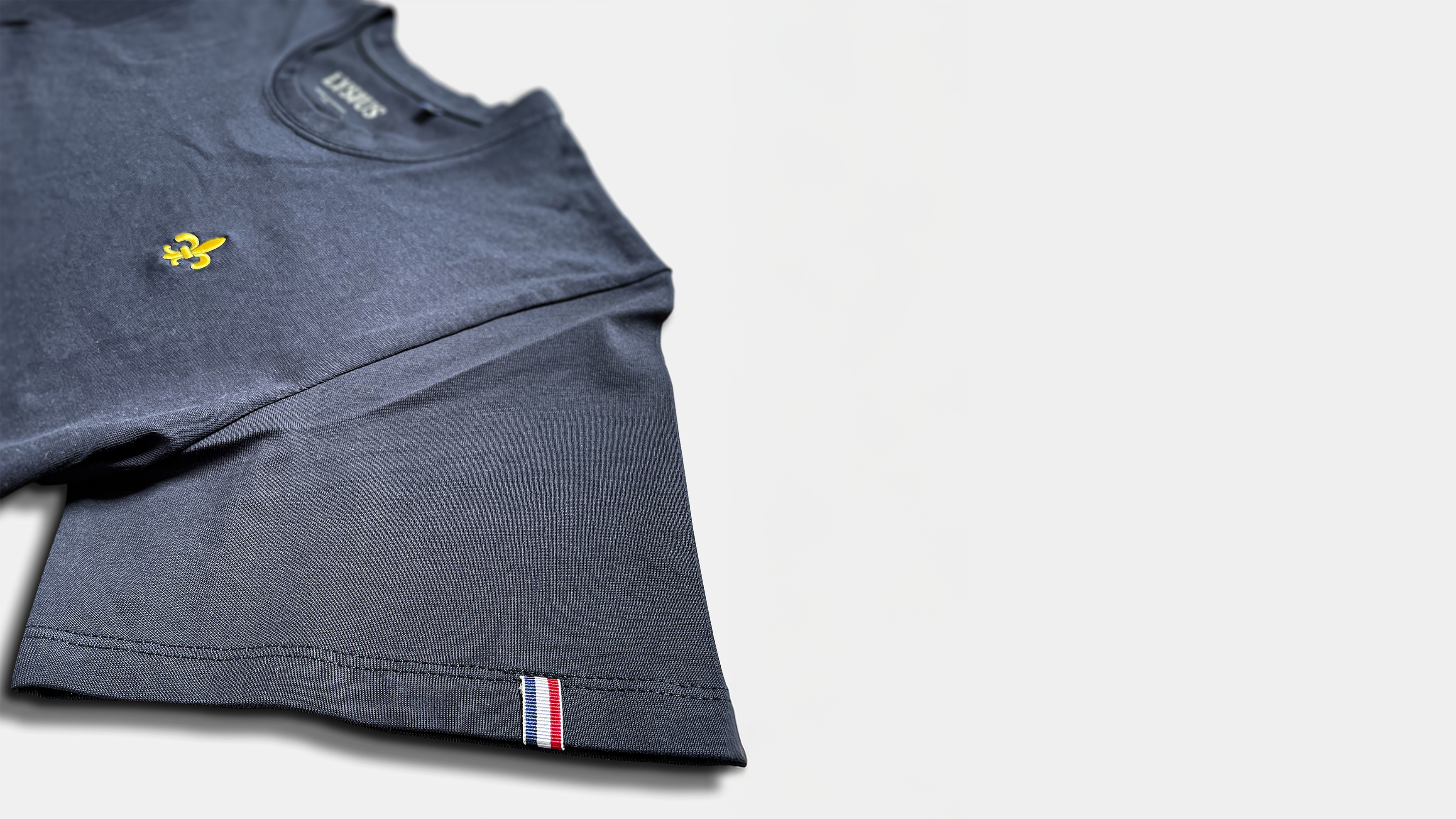 T-shirt Le Lys Made in France en coton bio premium avec broderie artisanale